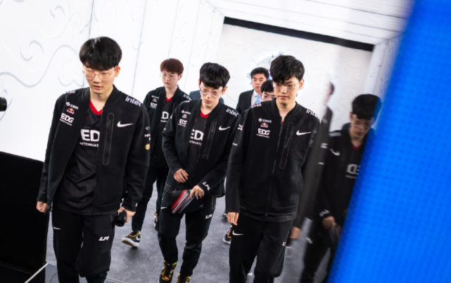 他在膝盖半 他在膝盖半